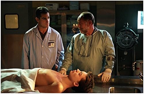 CSI: Crime Scene Vizsgálat (TV-Sorozat 2000 - 2015) 8 inch x 10 inch FÉNYKÉP George Eads & Robert David Hall w/Test a Fiatal